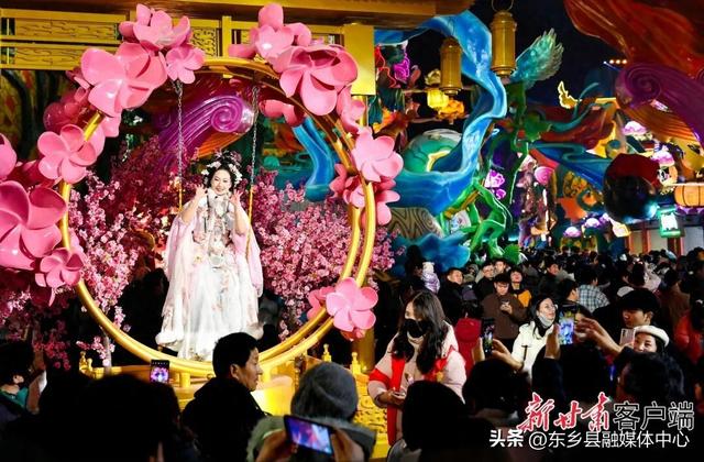 “花开临夏”不夜城盛大开园