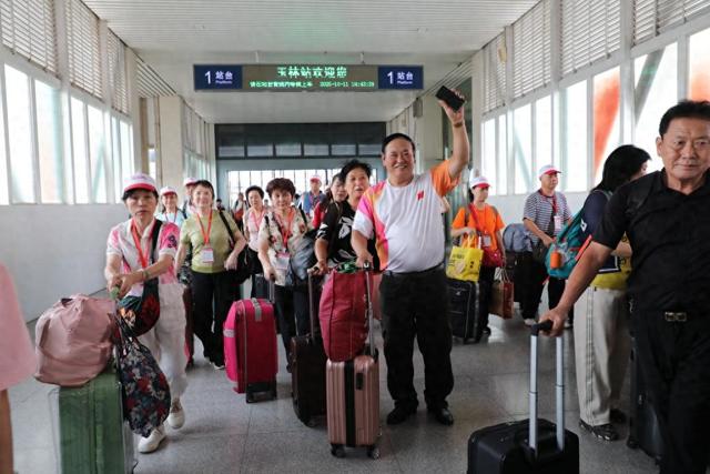 国铁南宁局首趟普惠适老化旅游专列启程