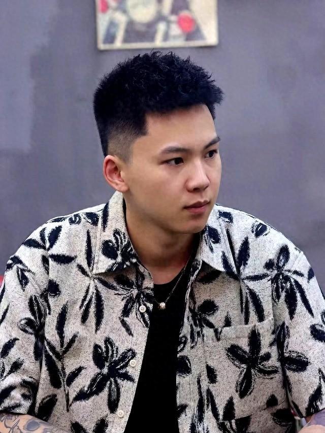 男生头发少适合的发型（男生两边剃短）