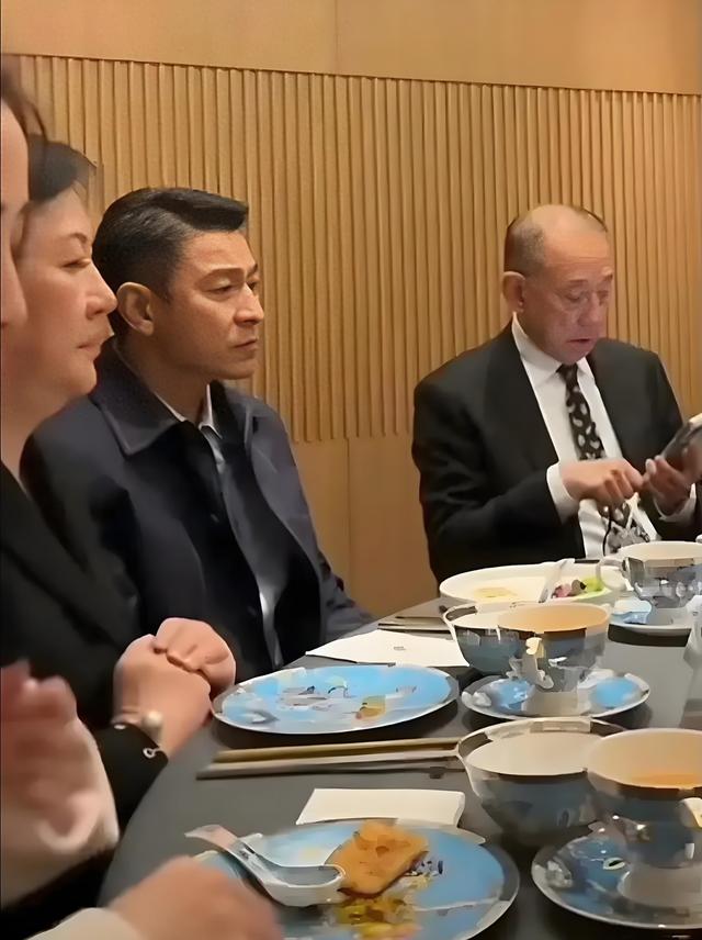 刘德华饭局的应酬照流出，满脸的无奈和不情愿！
