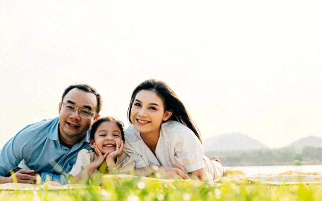 闺蜜夫妻邀请我们野炊，路上她提出一块玩个游戏，四个人都有兴趣