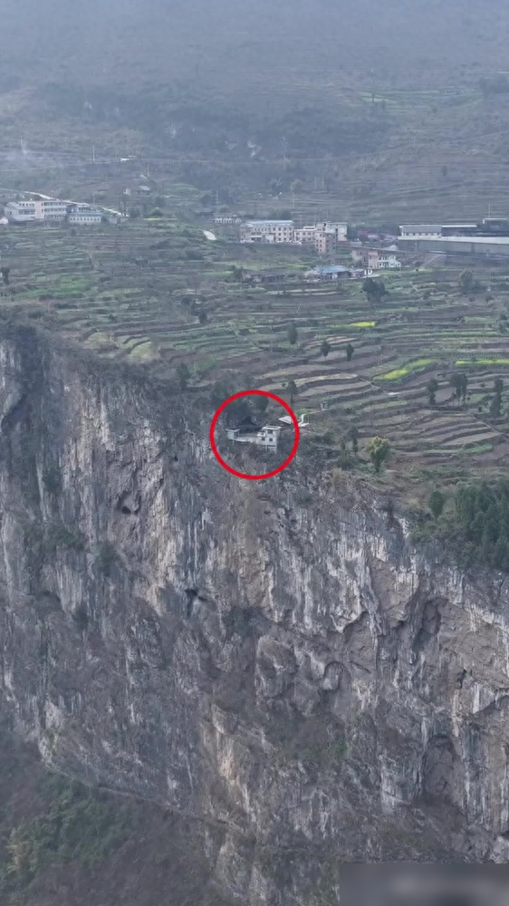 重庆大山一座“悬景房”，与河谷落差300余米，让你住，你愿意吗