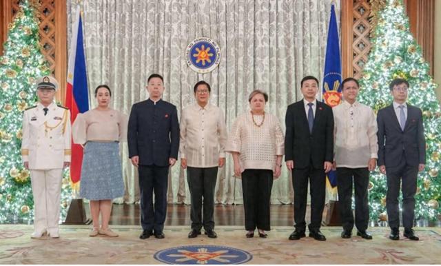 中国驻菲律宾大使井泉向菲总统马科斯递交国书，马科斯最新涉华表态