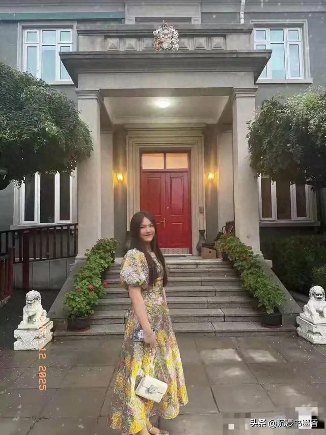 王诗龄晒自家北京小院，大半夜穿旗袍拍照，面无表情上演中式恐怖