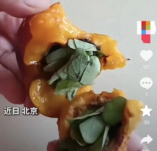 网友吃一颗表面完整的桃子，桃核里惊现一把新鲜碎树叶！这咋回事？