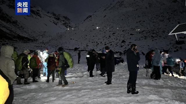 西藏定日县受降雪影响游客全部取得联系 已有350名安全抵达接应点