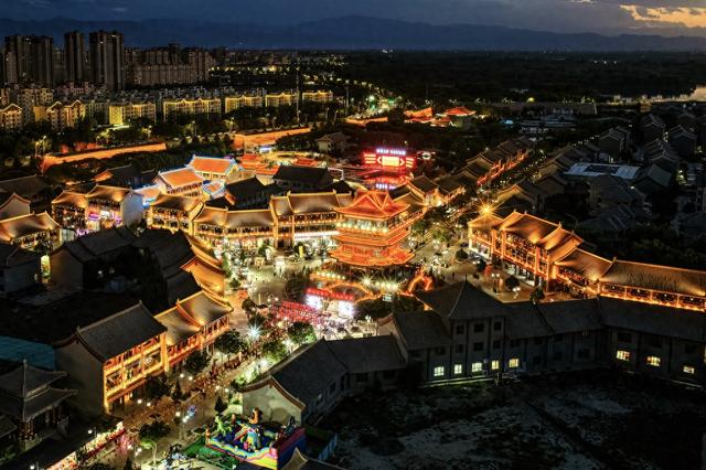 甘肃张掖：璀璨灯光点亮古城夜生活