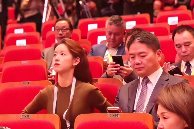 婚变传闻真相大白不到半月，章泽天高调官宣喜讯，终于等到这一天