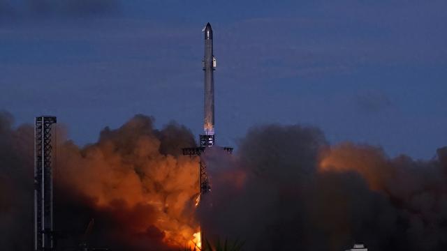 马斯克烧钱豪赌，星舰飞上天，美国放心了，中国要加速了