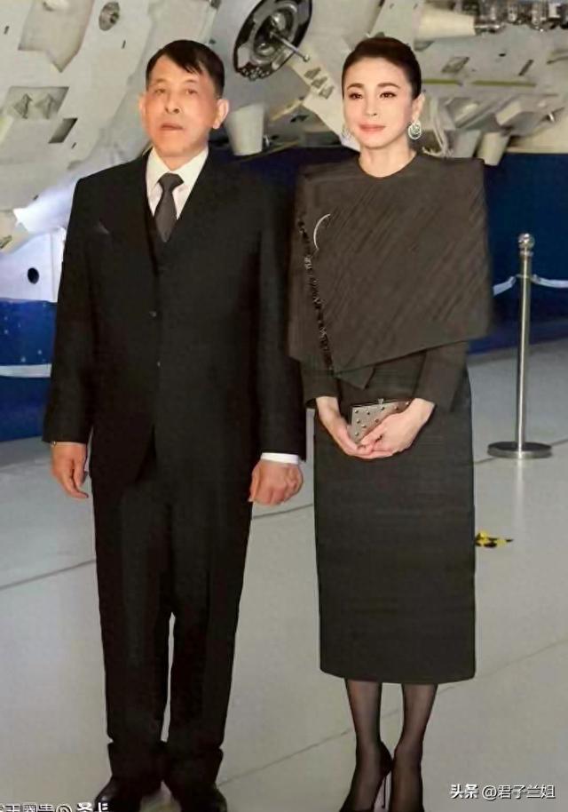 泰王不懂妻美！和苏提达王后参观北京航天城，本人状态表情很严肃