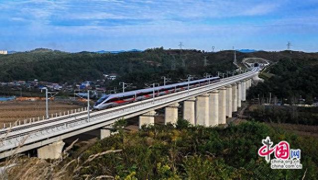 “我的铁路风景”：车窗外的盛世美景铺展