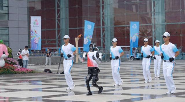 人形机器人火炬手亮相，5G-A网络技术护航十五运会火炬传递