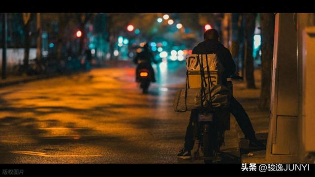 凌晨三点的外卖与财富枷锁：谁在啃食我们的勤劳？