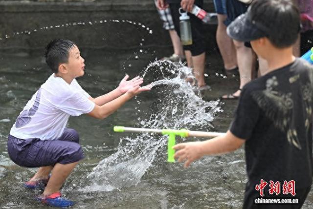 （走进中国乡村）杭州翙岗村“洗街”走红   一湾活水淌出江南“泼水节”