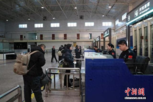 黑龙江黑河口岸迎来首批中国免签入境俄罗斯游客