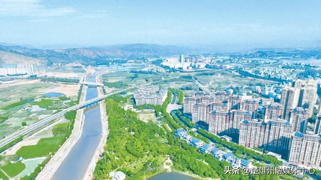 元谋： 绿染热坝引客来