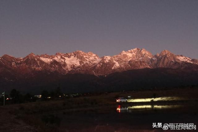 玉龙雪山日照金山跃现 游客共赴“幸运之约”
