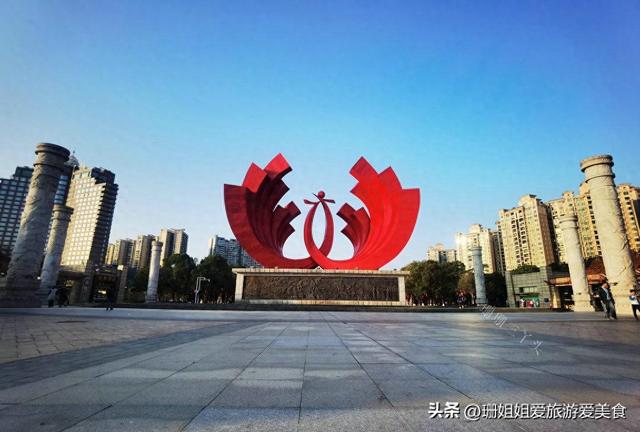 清远城市会客厅，在母亲河北江河畔，有城市地标雕塑：丹凤朝阳
