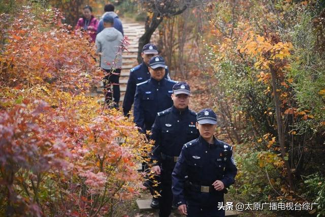 龙山石窟映红叶，崛围山间燃丹枫！太原警方 “美景+安全”双护航，秋游放心冲