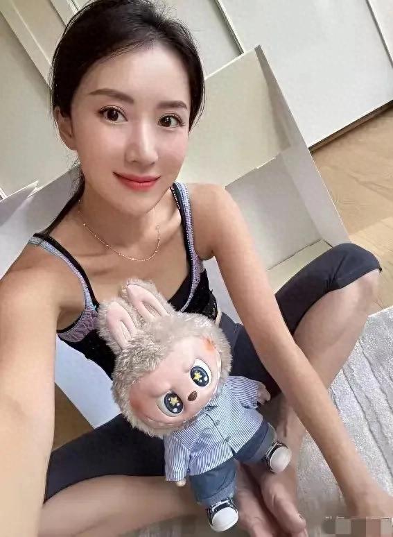 李念家Labubu大到离谱！粉丝酸了：这才是真·贵妇的玩具！