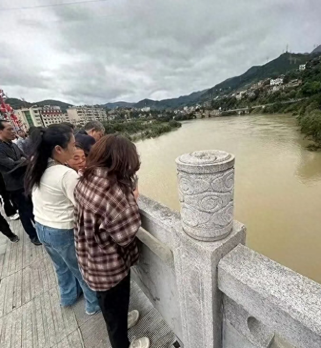 新郎婚礼当天跳河，只因新娘索要2万下车费？此前贷款给20万彩礼
