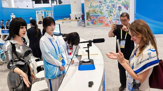 上合组织天津峰会丨新闻中心里的机器人