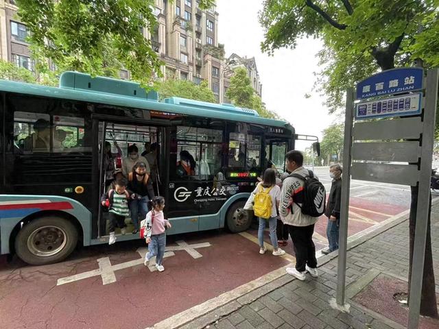 公交车优化（15件重点民生实事⑬｜重庆优化282条公交线路 市民出行更从容）