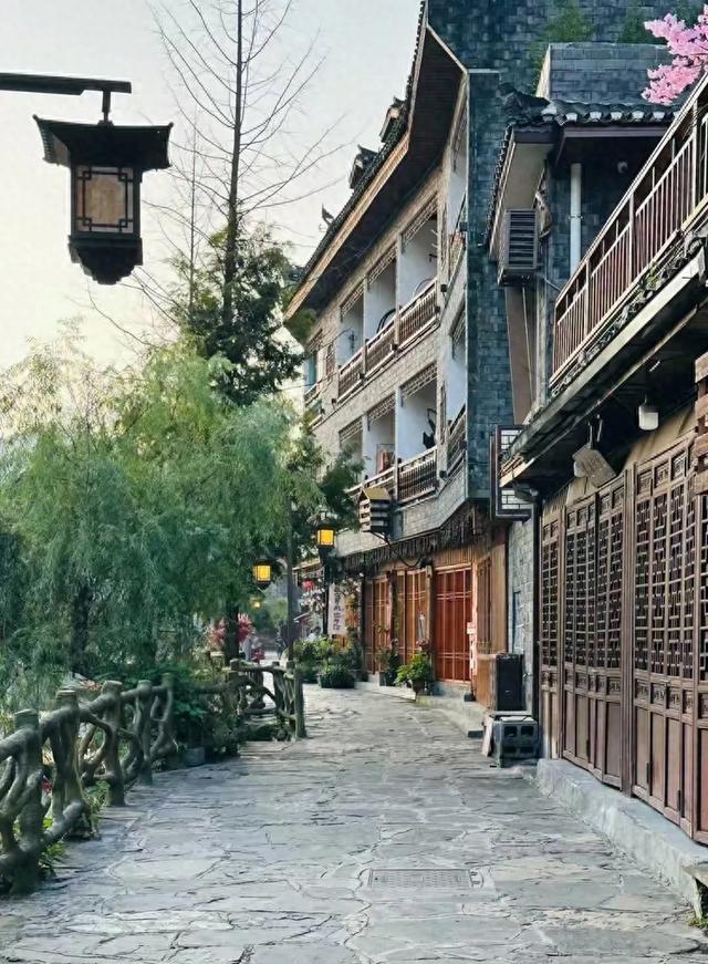 五彩斑斓营造出如梦如幻的古典意境