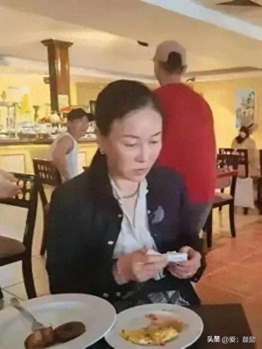 57岁那英在伦敦就餐被拍，全素颜出街，网友直呼这才是真实的老太