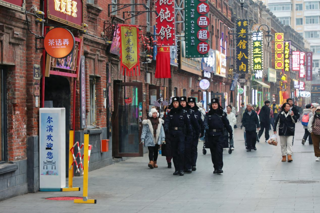 诗画冬韵 冰城民警为冰雪文旅绘就暖心图景