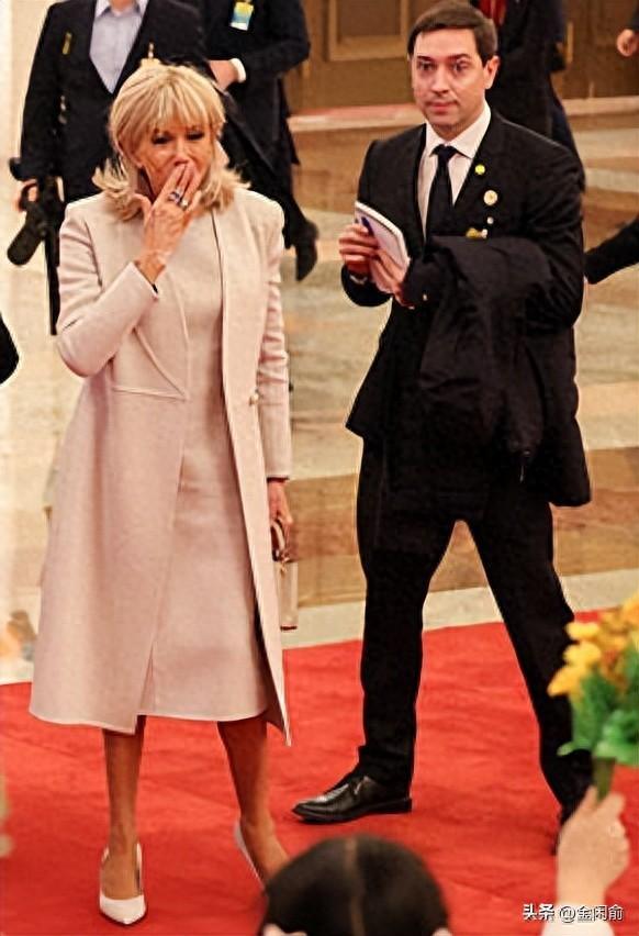 马克龙北京第二天！夫人米白套装出席仪式	，兵哥哥气势磅礴，爱了