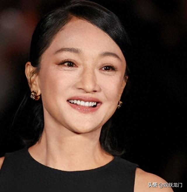 年过50岁的周迅一头白发，无儿无女成为了这辈子最大的遗憾！