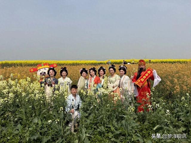 云梦县胡金店镇:花海遇国风 财神送好运