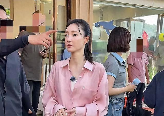 40岁王丽坤沦落到拍短剧，老公被抓2年后，她人中变长，不漂亮了