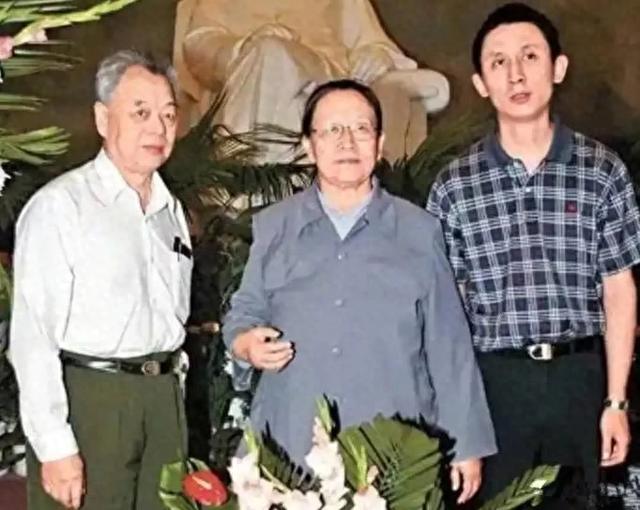 这是85岁李讷的近照,注意看她的坐姿,才知道她为何没去纪念堂