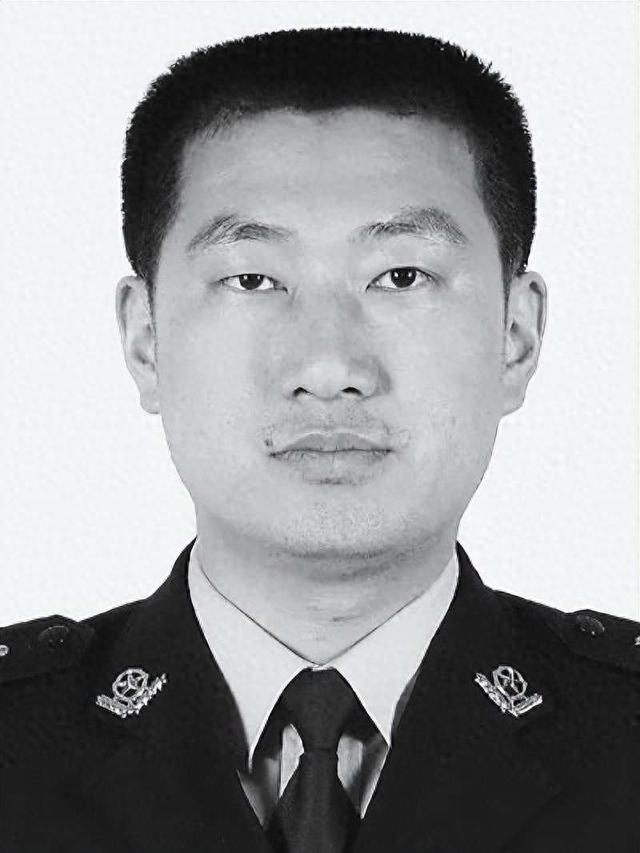 徐州52岁民警苗海滨处置高速事故时被车辆撞伤，抢救无效因公殉职