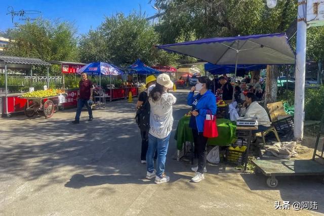 乌鲁木齐最正宗的美食在温泉西路，每天人山人海，热闹得有点过分