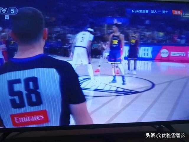 央视5正在直播NBA常规赛（湖人—勇士）