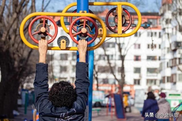 大爷轻松玩回环，年轻人却吊不起？别让久坐悄悄"掏空"你的身体！