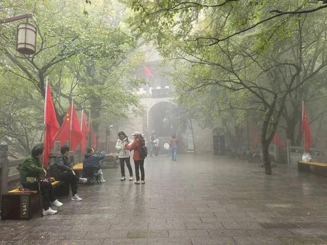秋雨润泽文旅热 我市国庆首日迎客超20万人次