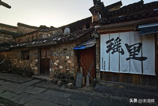 瑶里古镇收费引争议，景区“爆火即圈钱”乱象如何破？
