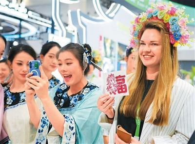 海南举办2025中国国际旅游交易会——“你好！中国”圈粉外国旅行商