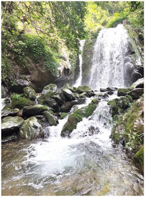 临桂白马村瀑布：抽刀断水水更流