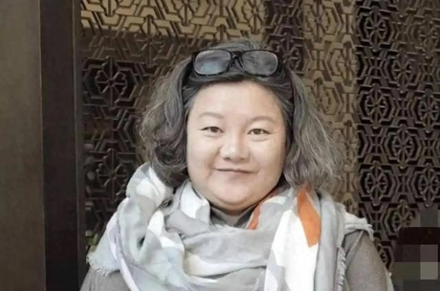 陈凯歌前妻洪晃京郊院子曝光，百平空地长草，网友：哪像名门小院
