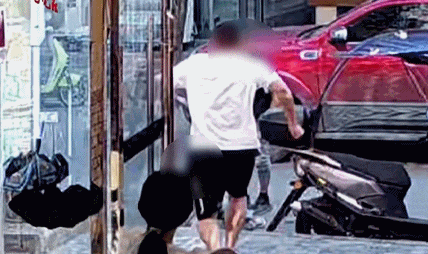 贵州街头一男子追着一女生打！退伍军人路见不平，飞腿相助！真相却令人意外