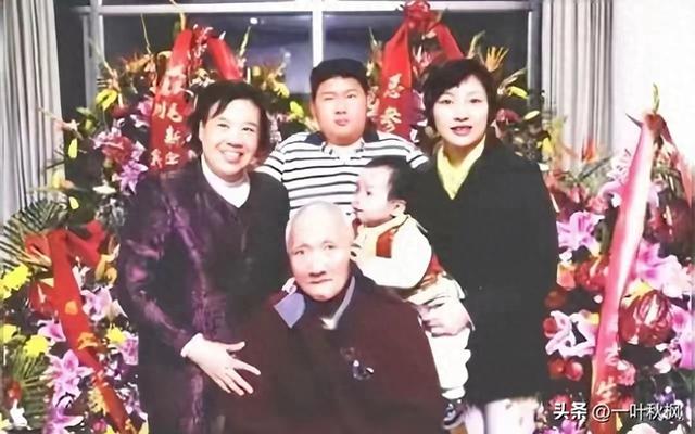 刘滨故意让毛东东爬到毛岸青的背上	，全家人乐坏了，一家的全家福