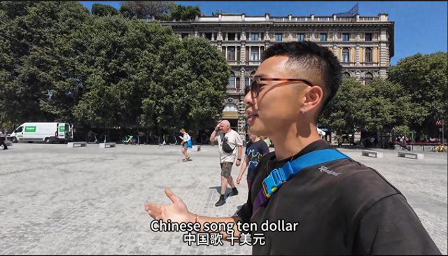 黑吃黑！中国小伙去国外遇骗子，扮成日本人唱歌，一句话讹他10刀