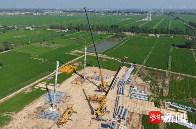 江苏省送变电公司：滨海~鹤栖500千伏线路工程跨越塔组立