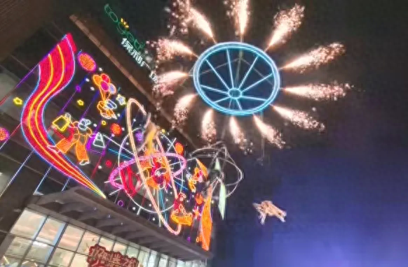 富华七夕狂欢夜！高空威亚飞人冷焰秀、乐队、舞蹈，燃爆暑期尾声