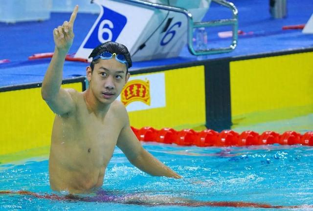18岁小将击败潘展乐	、孙杨夺冠	，打破该项目的世界青年纪录！赛后回应亮了